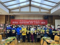 武昌区康乐里社区开展“与花为伴•魅力巾帼”主题插花活动